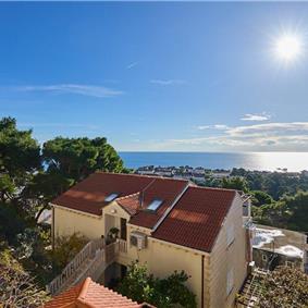 2 Bedroom Dubrovnik apartment with sea view, hot tub and 2 private garage parking spaces.